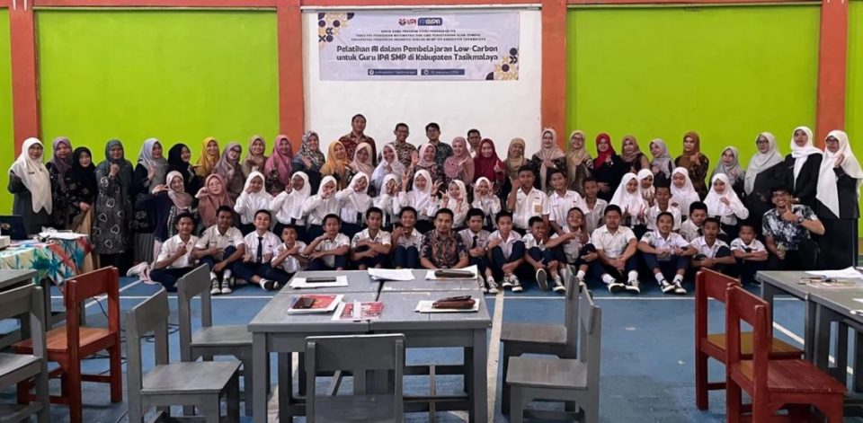 Science Education Lecturers Teach the Use of AI in Low Carbon Learning at SMPN 1 Sukaraja Tasikmalaya