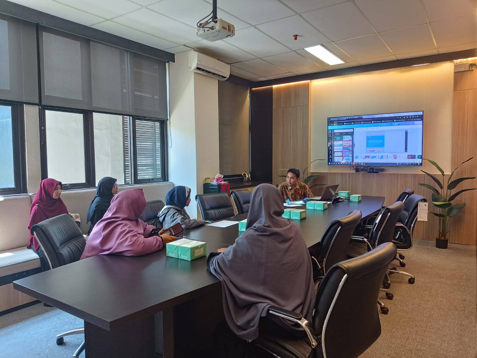 Insantama Junior High School Explores UPI Science/IPSE Study Program and Science Labs