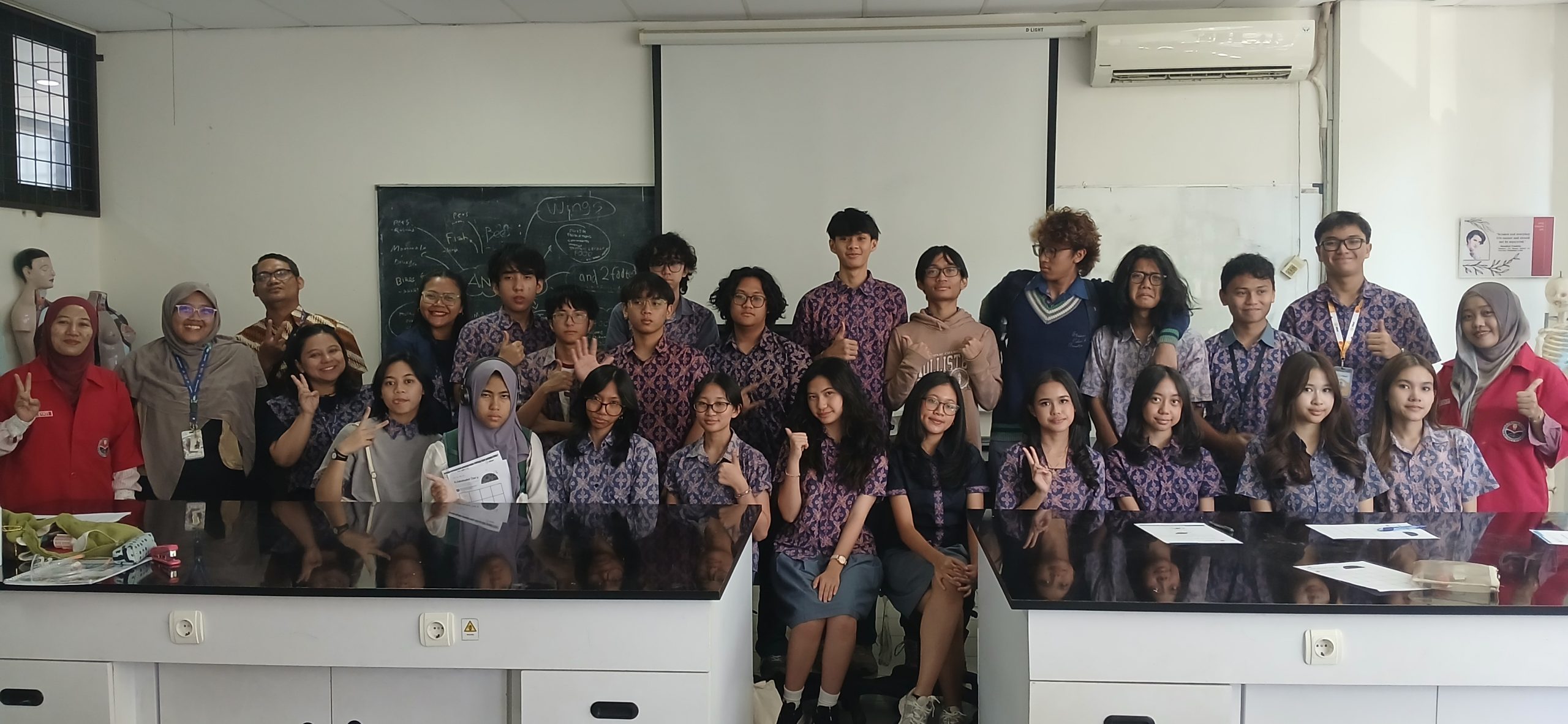 SMA Sekolah Cikal Students Dive into Animal Anatomy at UPI’s IPSE Biology Lab
